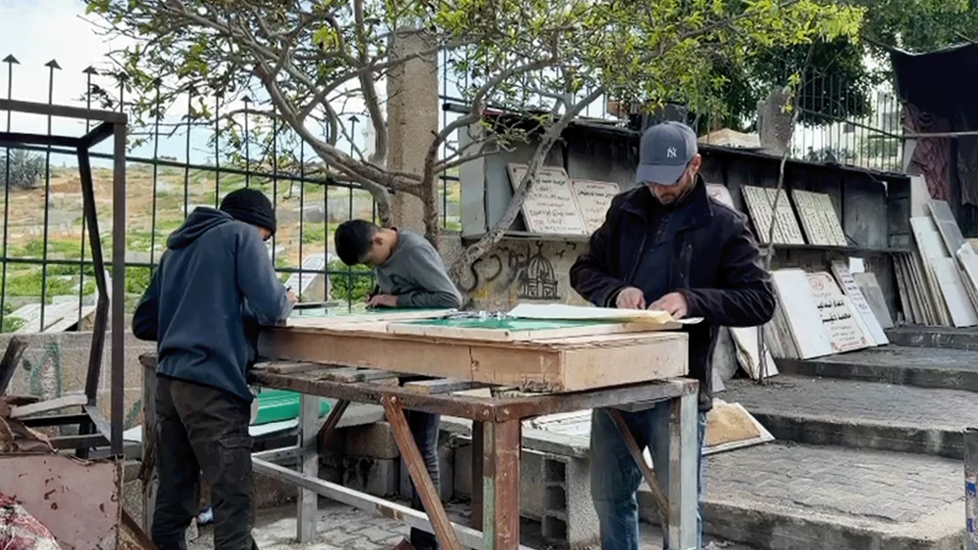 فنانو غزة يحولون الرخام إلى ذاكرة خالدة للشهداء