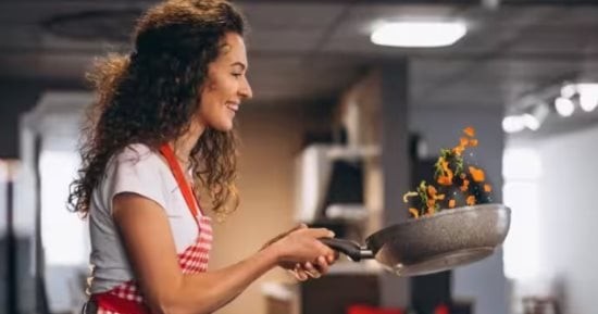 الطبخ في المنزل أسبوعياً قد يقي كبار السن من الخرف
