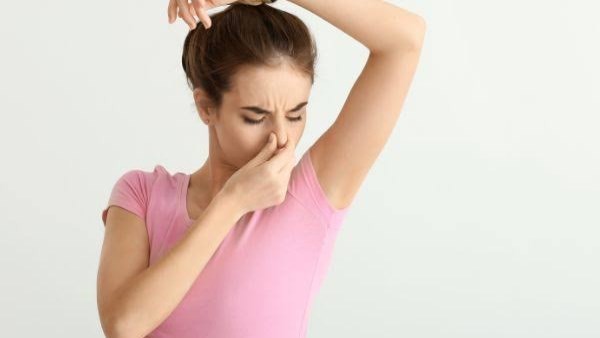أسباب صحية خفية وراء رائحة الجسم والفم.. كيف تكتشفها بنفسك؟