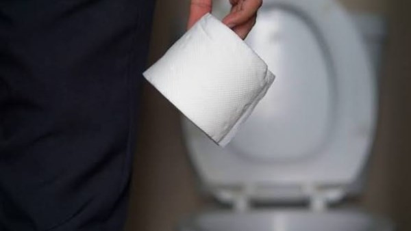 التبول واقفًا أم جلوسًا: ما الأفضل لصحة الرجل مع تقدم العمر؟