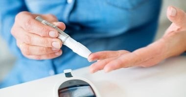 أوقات قياس سكر الدم: دليلك الشامل لمراقبة صحتك في سلطنة عُمان